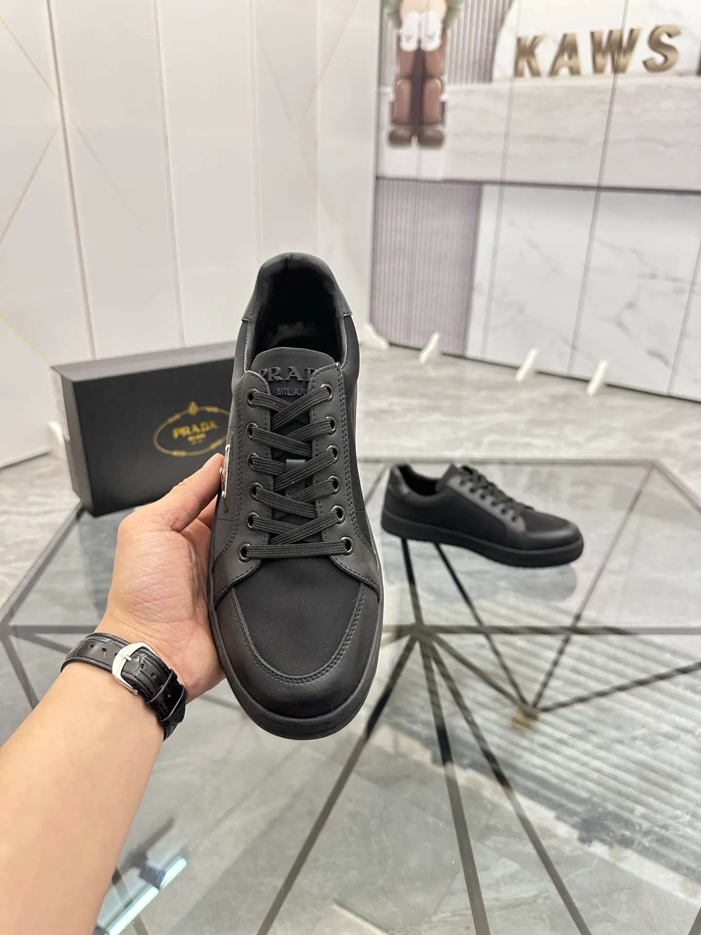 Men's shoes: 💰P400¥ Product trademark: Prada *"Prada*" low-top casual shoes Regular size: 38-44 (can be customized to 45) Product materials: imported cowhide leather upper spliced ​​with original fabric, sheepskin lining, original outsole. Number: 020